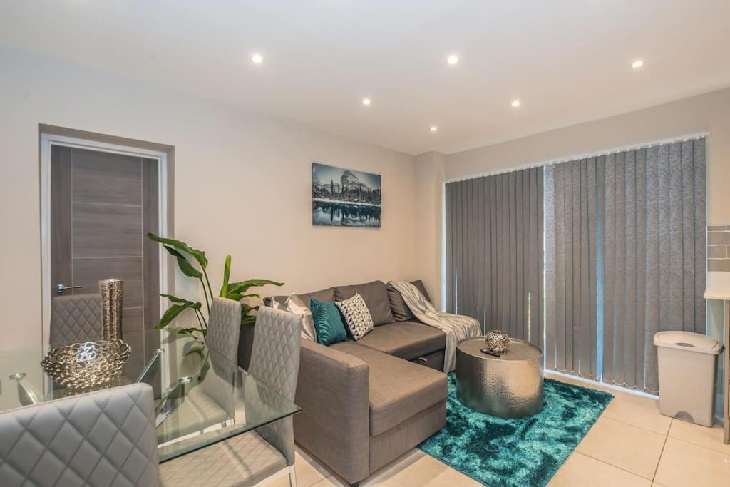 Langston House: 2 Bed, 2 Bath Luxury Apartment Hedgerley Eksteriør bilde