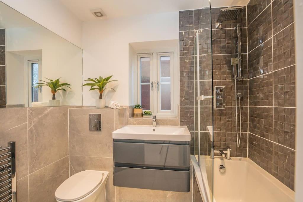 Langston House: 2 Bed, 2 Bath Luxury Apartment Hedgerley Eksteriør bilde